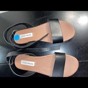Steve Madden Womens Sandals Flat Faux Leather Strappy Black.  Women’s Size 7 1/2